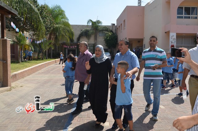 كفرقاسم- فيديو : رئيس البلدية عادل بدير والاستاذ وليد طه يفتتحون العام الدراسي باتقان وسط  فرحة عارمة للطلاب والاهالي 